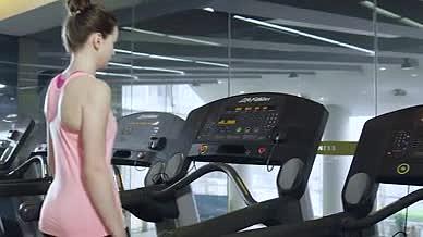 4K实拍女性健身跑步健身房跑步机视频的预览图
